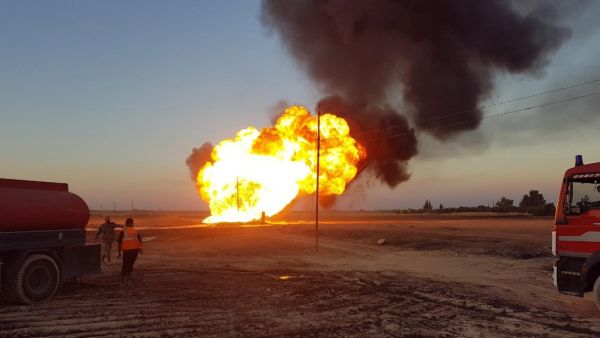 An oil pipeline burns in Syria /AFP