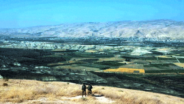  Israeli soldiers stand guard in an old army outpost overlooking the Jordan Valley between the Israeli city of Beit Shean and the West Bank city of Jericho (AFP photo)