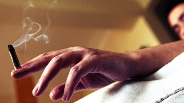 تصرفات المحشش مع زوجته وكيف يتم التعامل معه في هذه الحالة