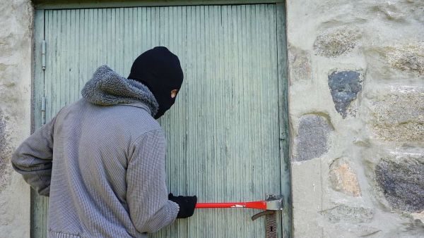 تفسير حلم الحرامية في البيت للحامل والعزباء