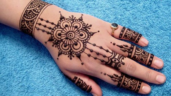 تفسير حلم الحناء في اليدين والرجلين للعزباء