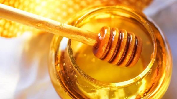 تفسير حلم أكل العسل في المنام بجميع حالاته