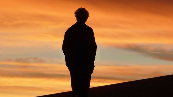تفسير رؤية الأب الميت في المنام يتكلم