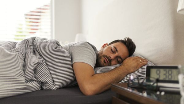 تفسير رؤية الميت في المنام وهو حي