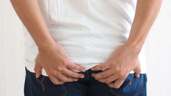 حبه تحت الجلد بجانب فتحة الشرج