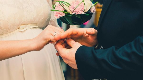 تفسير رؤية الفرح في المنام للمتزوجة والعزباء والمطلقة