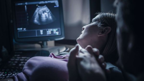 متى يظهر الجنين في كيس الحمل بعد الحقن المجهري؟