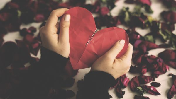 برج السرطان عاطفي ورقيق، ويتذكر كل لحظة من علاقاته السابقة مع أحبابه برج السرطان عاطفي ورقيق، ويتذكر كل لحظة من علاقاته السابقة مع أحبابه