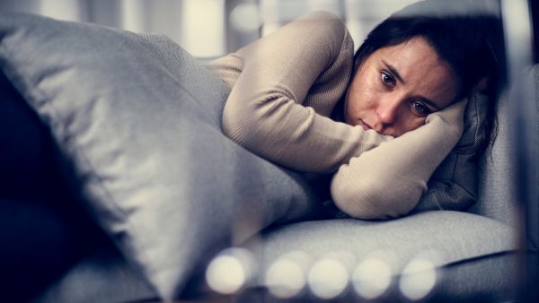 الاكتئاب يمكن أن يؤثر بشكل سلبي على أفكار الشخص المصاب ومشاعره وسلوكه
