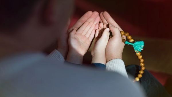 شهر رمضان بأنّه الشهر الذي أنزل فيه القُرآن