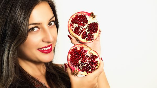 الرمان يعمل على تحفيز بناء الخلايا المسؤولة عن تصنيع الايلاستين والكولاجين في البشرة