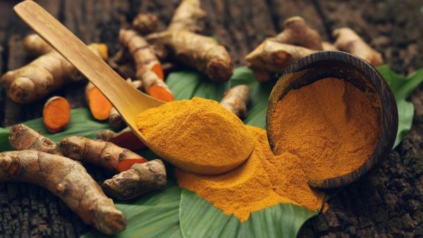 يعزز الكركم من صحة وجمال البشرة نفسها ويمنحها اشراقة طبيعية