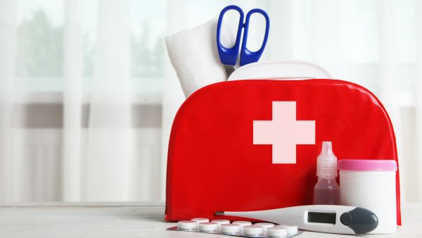 تحتوي الحقيبة على بعض الأدوات الطبيّة بالإضافة إلى بعض الأدوية