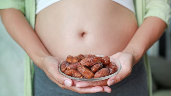 التمر تساعد على تسريع الولادة