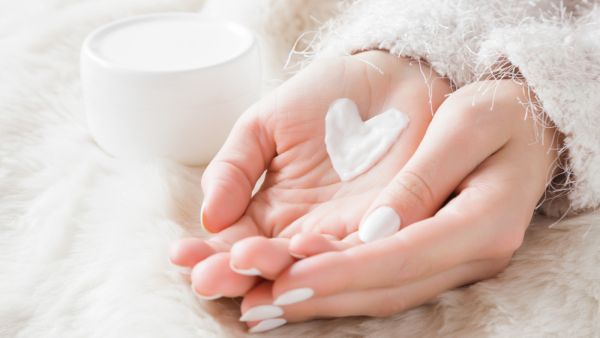 رطبي يديكِ بعناية باستخدام خلطات التنعيم الطبيعية والكريمات المرطبة