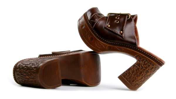 تعرفي على أبرز القباقيب Clogs في ساحة الموضة اليوم 
