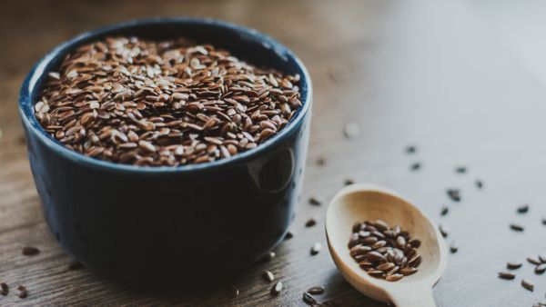 من أهم فوائد بذور الكتان يعالج حساسية القولون