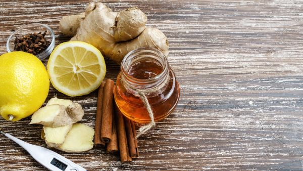 يعمل الزنجبيل كمضاد حيوي طبيعي، ويُعرف بفعاليته في علاج الزكام والأنفلونزا