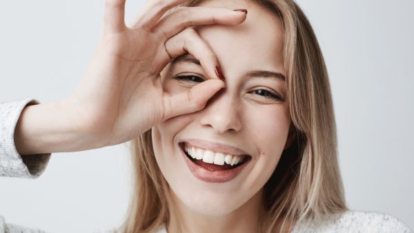 حاولي أن ترمشي وتدعي دموعك تغسلها