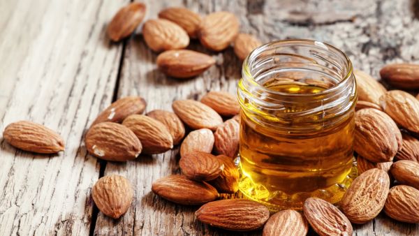 زيت اللوز الحلو مناسب لكل أنواع البشرة خاصة البشرة الحساسة والجافة جدً
