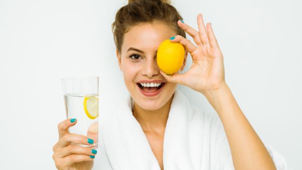 شرب كوب من عصير الليمون قبل موعد الدورة الشهرية لأنه يقلل كمية الدم