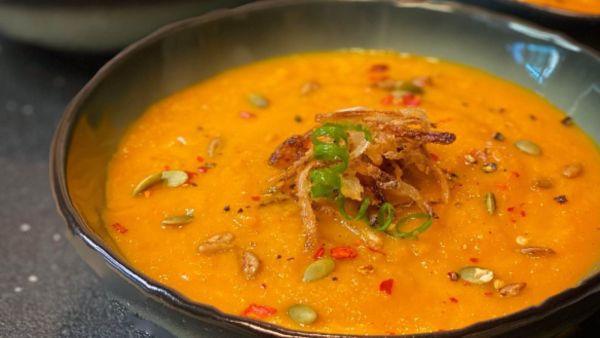 شوربة الجزر الكريمية بالزنجبيل المناسبة للشتاء