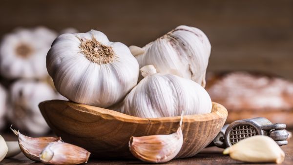 فوائد الثوم على الريق