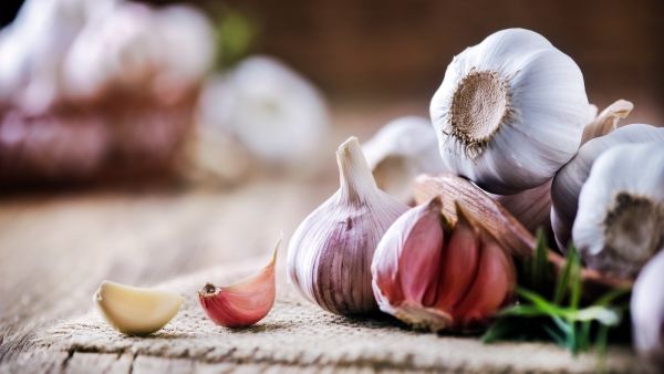 من فوائد بلع الثوم على الريق