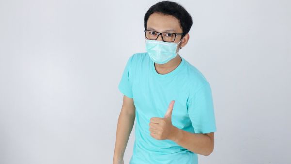 يجب ارتداء كمامة تتناسب مع حجم الوجه وذلك منعًا لتسرب الهواء وحدوث الضباب