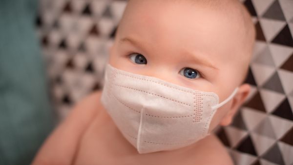 المقعد المغطى يمكن أن يساعد على حماية طفلك من الرذاذ الذي يمكن أن يحمل فيروس كورونا.