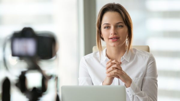 يتضمن تأطير نفسك أيضًا ارتداء الملابس المناسبة والنظيفة باللون الأسود أو باللون الأزرق