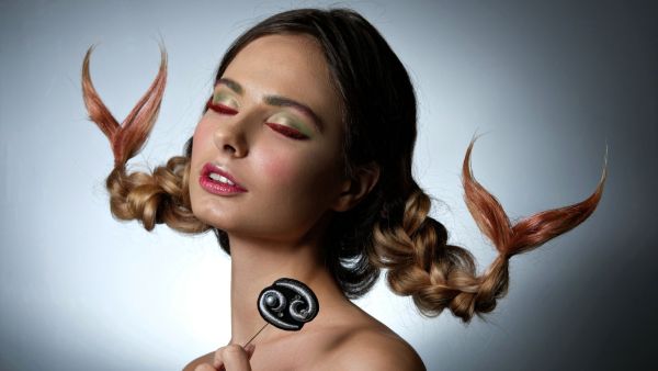 تظهر أنثى السرطان بأنها عصبية، وانفعالية، ويصعب التعامل معها