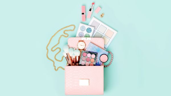 لا تتخلي عن هذه المنتجات الخاصة بالمكياج في حقيبتك