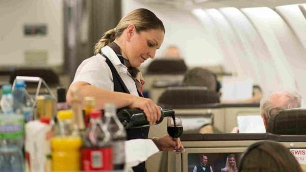 مضيفات طيران تكشفن أغرب تجاربهن مع الركاب