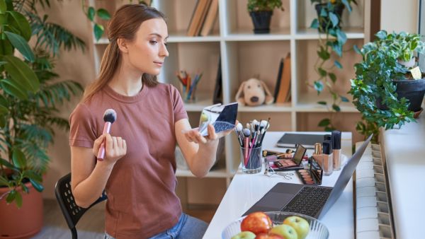 نصائح لوضع مكياج يومي خفيف للمرأة العاملة  نصائح لوضع مكياج يومي خفيف للمرأة العاملة