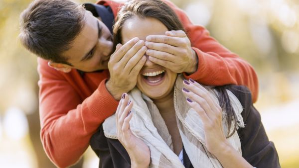 هناك مفتاح خفي وفعال جدًا للوصول إلى قلب الرجل أنه حسك الفكاهي