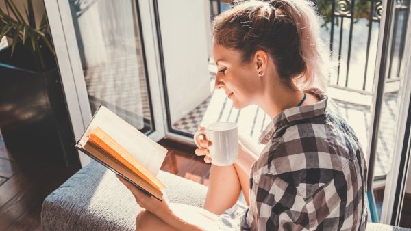 خلال الحجر المنزلي اقرأ كتابًا أو روابة لشحذ مخيلتك من جديد