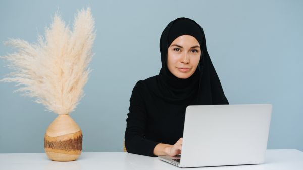 يعتبر العمل ميزة عظيمة في رمضان حيث أن ساعات العمل أقل