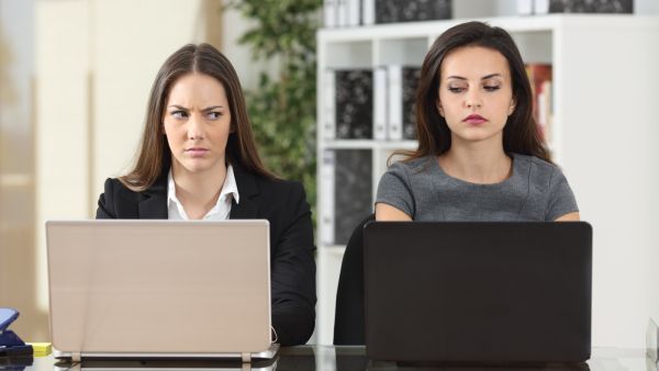 توقفي عن مقارنة نفسك بالآخرين فهذا يزيد من شعورك بالحزن