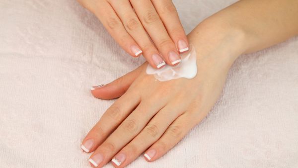 الأيدي تتعرض دائمًا للحرارة وأشعة الشّمس هذا بالتأكيد يؤدي إلى جفافها 