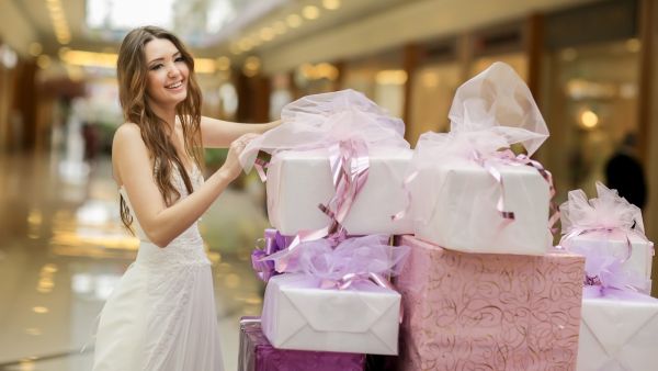  يمكن أن تُسعِدى صديقتك العروس عبر إهدائها حذاء مريح