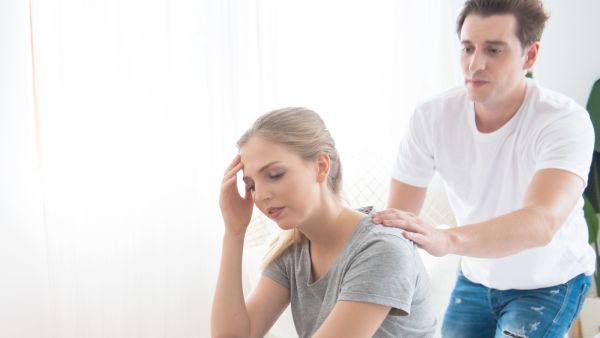 أظهر لشريكتك تعاطفك وأسعى إلى مواساتها وضع نفسك في مكانها