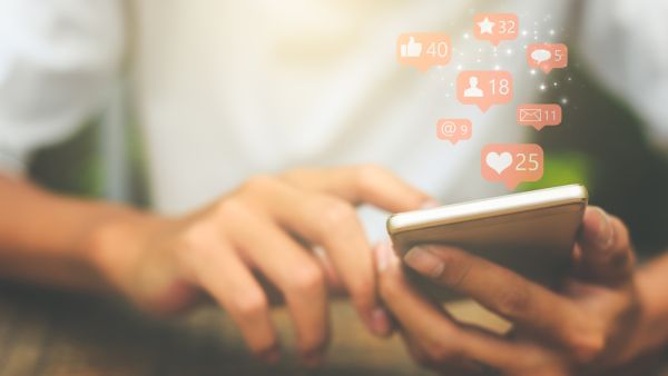 يجب أن تطلبي إضافتك على الحسابات الخاصة بالشخص وراقبي المشاركات القديمة والحديثة 