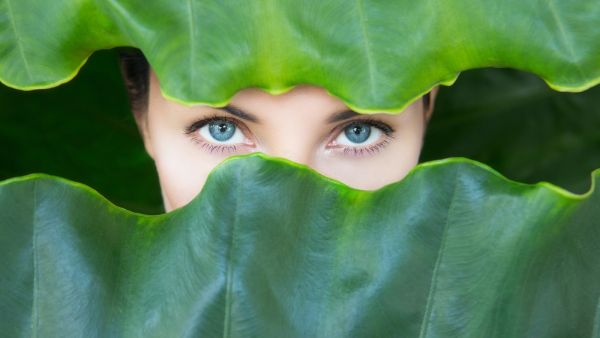 قم بارتداء النظارات الشمسية المزودة بحماية كاملة من الأشعة فوق البنفسجية