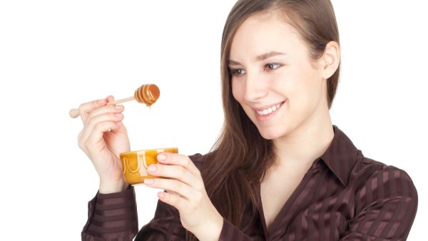 تناول شاي الأعشاب مثل الزنجبيل إمكانية تحليته بالعسل ممّا ينعّم الصوت تناول شاي الأعشاب مثل الزنجبيل إمكانية تحليته بالعسل ممّا ينعّم الصوت