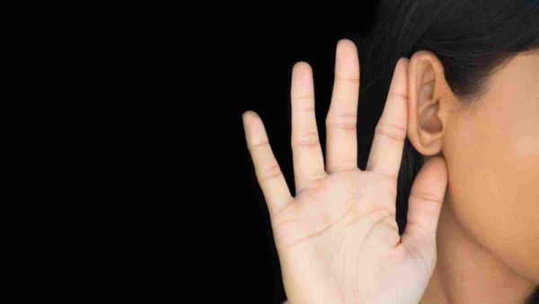 سماع الأصوات المرتفعة والمزعجة لمدةٍ طويلة يسبب الطنين في الرأس