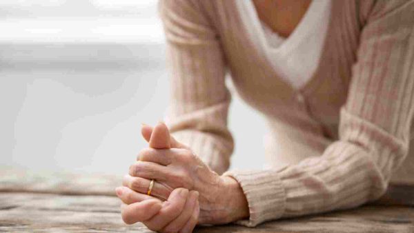 يعدّ الحزن من أكثر أعراض متلازمة العش الفارغ لدى الأمهات