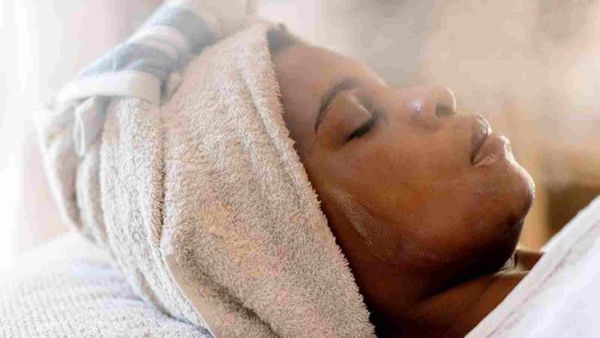 من فوائد الهيدرافيشل الحصول على بشرة مشرقة وخالية من العيوب
