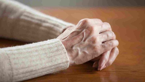 من أعراض مرض روماتيزم الدم الإحساس بحرارة مع ألم في المفاصل