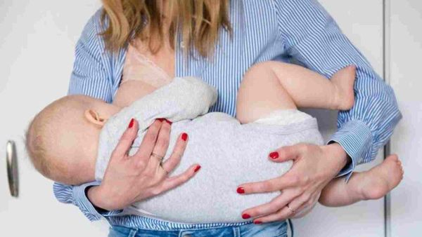 يعيق حجم الصدر وزيادة وزنه من قدرة المرأة على الرضاعة الطبيعية